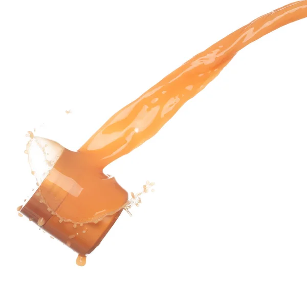 橙汁保湿乳霜倒入化妆品瓶中 橙色油漆美洗液在空气中飘扬着爆炸声 飞溅的水花像爆炸的水滴 孤立的白色背景 — 图库照片