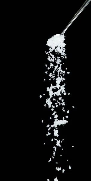 塩の秋 結晶粒白ピーナッツ爆発抽象的な雲銀スプーンから飛ぶ 美しい完全な種子塩 食品オブジェクトのデザイン 選択的フォーカスフリーズショット黒の背景を隔離 — ストック写真