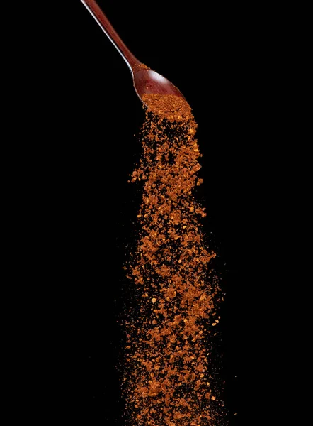 赤唐辛子秋 唐辛子 抽象的な雲が爆発木製のスプーンから飛ぶ 美しい完全な種子肌寒い 食品オブジェクトのデザイン 選択的フォーカスフリーズショット黒の背景を隔離 — ストック写真
