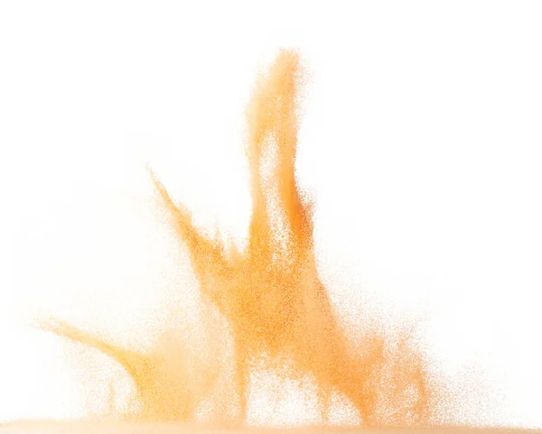 小尺寸橙色沙粒爆炸 水果沙粒爆裂 抽象云雾飞行 橙色的沙子飞溅在空气中 白色背景隔离高速快门窗 抛掷冻结 — 图库照片