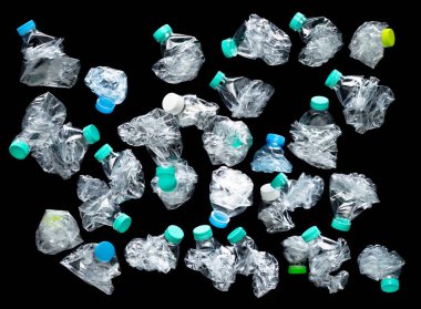 Plastik şişe havada uçar, evcil plastik şişe yeşil kapaklı patlar. Kullanılmış plastik şişeler içine hava atıyor. Siyah arkaplan izole edilmiş yüksek hız deklanşörü