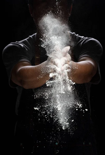 Šéfkuchař Připraví Bílý Moučný Prach Pro Vaření Pekařského Jídla Starší — Stock fotografie