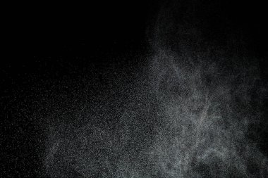 Milyonlarca yıldız tozu, yağan yağmurun, yağan karın, şiddetli kar fırtınasının fotoğrafı. Siyah arkaplandaki dondurucu çekim izole edildi. Sprey su dumanı rüzgardaki yıldız parçacığı gibi