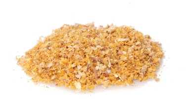 Bir yığın kızarmış sarımsak, altın sarısı kızarmış sarımsak. Güzel kızarmış sarımsak yemek tabağının üstünde servis edilmeye hazır, yiyecek nesnesi tasarımı. Beyaz arkaplan izole