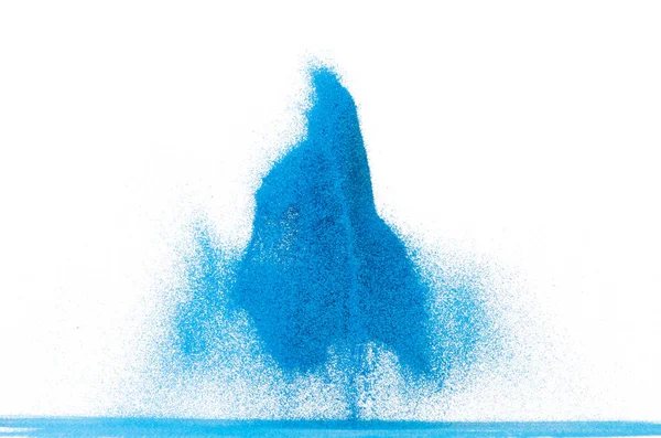 小尺寸蓝沙飞散 海洋沙粒波爆裂 抽象云雾飞行 蓝色的沙子飞溅在空气中 白色背景隔离高速快门窗 抛掷冻结停止 — 图库照片