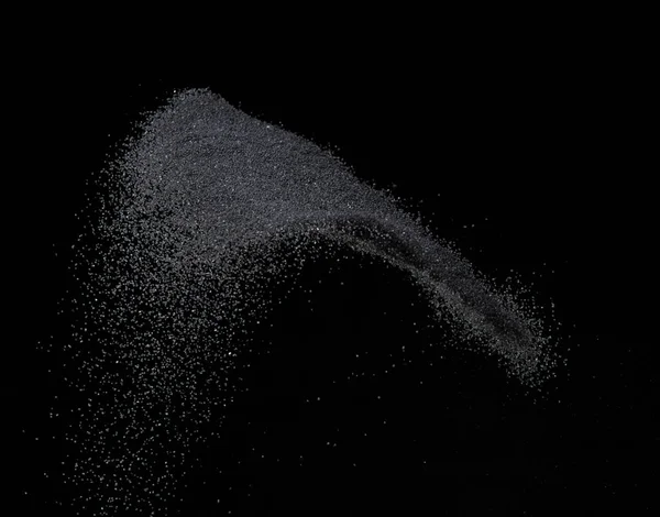 数以百万的黑沙爆炸 照片中的落沙飘扬 冻结拍摄黑色背景孤立覆盖 微细沙尘磁铁作为粒子分解科学 — 图库照片