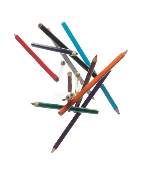 各种颜色的铅笔在半空中飘扬 随着教育学校的停课 许多新的长色铅笔纷纷脱落 抽象铅笔爆开盒子 白色背景隔离高速快门窗 — 图库照片