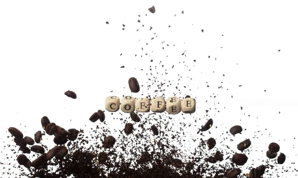 咖啡字母表字珠子带着粉末种子飞舞 咖啡烘烤的概念 使早晨的工作焕然一新 咖啡混合豆粉 字母表字母词概念 孤立的白色背景 — 图库照片