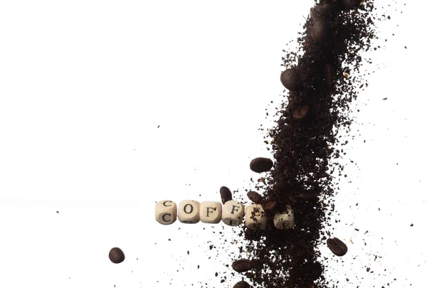 コーヒーアルファベットの文字の単語のビーズは 粉末シードで飛ぶ 朝の仕事をリフレッシュするコーヒーローストコンセプト コーヒーミックス豆の粉 アルファベットの文字の単語の概念 隔離された白い背景 — ストック写真