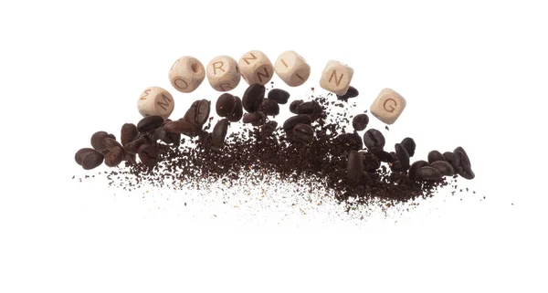 浓郁的新鲜烘烤咖啡豆的香气在空气中飘扬 舞动着字母表字母块玩具珠子的 体现了咖啡种子粉的精华 白色背景孤立爆炸 — 图库照片