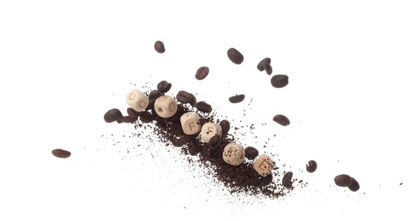浓郁的香味新鲜烘烤的咖啡豆在空气中飘扬 与字母字母 一起舞动 体现了咖啡种子粉的精华 白色背景孤立爆炸 — 图库照片