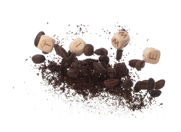 豊かな香りのローストコーヒー豆は アルファベットの文字ブロックおもちゃのビーズ Time と一緒にダンスとして空気中で飛ぶ コーヒーシードパウダーの本質を体現しています 白地分離爆発 — ストック写真