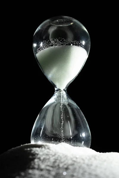 砂時計は黒い背景の上の白い砂の時間のより多くの砂を加える ホワイト砂時計は より多くの時間を示しています期限延長時間管理希望コンセプト時間ガラス ライフクロックが通過 — ストック写真
