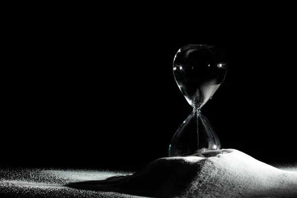 Песочные Часы Добавляют Больше Песка Времени Белом Песке Черном Фоне — стоковое фото