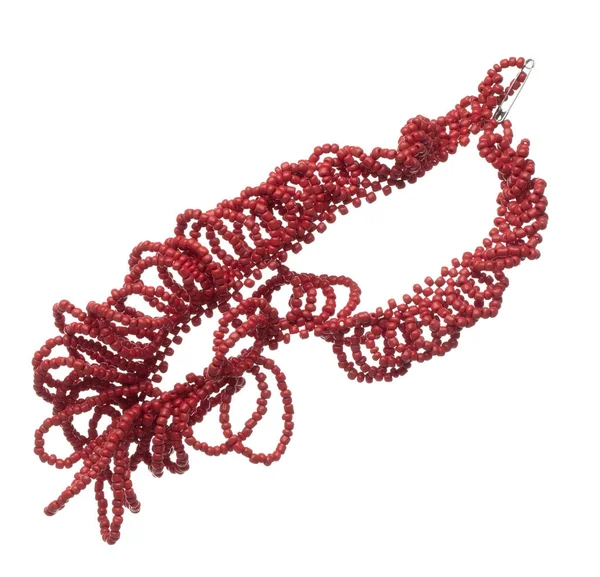 五彩缤纷的部落珠子风格的项链飘扬在空中 红色珠子项链作为时尚装饰品的宝石 时尚装饰项链增添了更多的风格 孤立的白色背景 — 图库照片