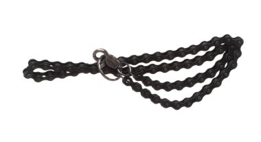 Motosiklet zinciri boyunluğu havada uçuşuyor. Moda süslemeleri için gümüş metal kolye. Moda süsü kolyesi daha şık olsun diye. Beyaz arkaplan izole