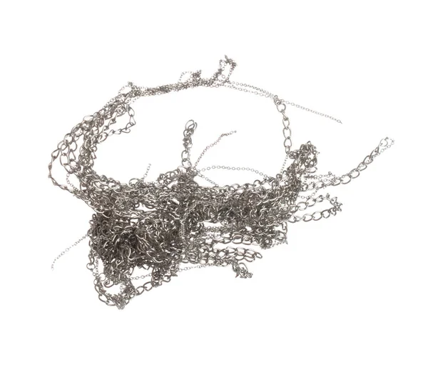空気中で銀ステンレスビーズスタイルのネックレスフライ ファッション装飾アイテムのための宝石として銀金属ネックレス より多くのスタイルを追加するためのファッション装飾ネックレス 隔離された白い背景 — ストック写真