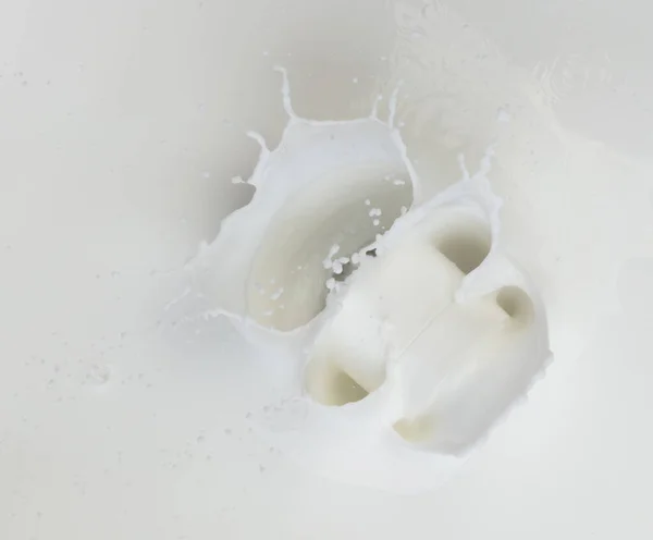 Cosmetische Container Witte Lotion Druppel Vliegen Spatten Milk Lotion Giet — Stockfoto