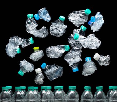 Plastik şişe havada uçar, evcil plastik şişe yeşil kapaklı patlar. Kullanılmış plastik şişeler içine hava atıyor. Siyah arkaplan izole edilmiş yüksek hız deklanşörü