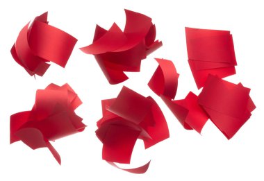 Kırmızı kurdele havada uçuyor, kıvrımları parlak. Kırmızı kurdele hediye doğum günü partisi için. Etrafı süslemek ve kumaştan küçük parçalar yapmak için. Beyaz arkaplan izole