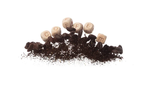 浓郁的香味新鲜烘烤的咖啡豆在空气中飘扬 与字母字母 一起舞动 体现了咖啡种子粉的精华 白色背景孤立爆炸 — 图库照片