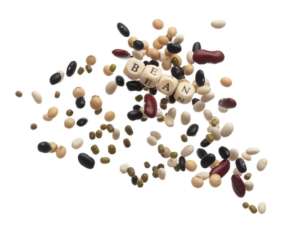 アルファベットの文字の文言 ビーン ビーズのおもちゃ爆発が空中を飛んで飛んでいます 豆の単語のアルファベットの手紙は豆の複数の穀物の色の違いを示す 隔離された白い背景 — ストック写真