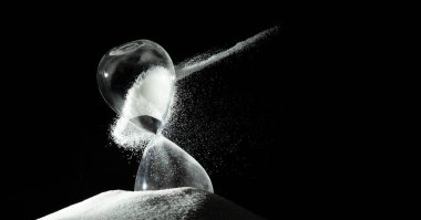 Kum saati siyah arka planda beyaz kuma daha fazla zaman kazandırır. Beyaz kum saati daha fazla zaman gösteriyor. Süresi uzatılmış zaman yönetimi konsept saat camı, hayat saati geçiyor.