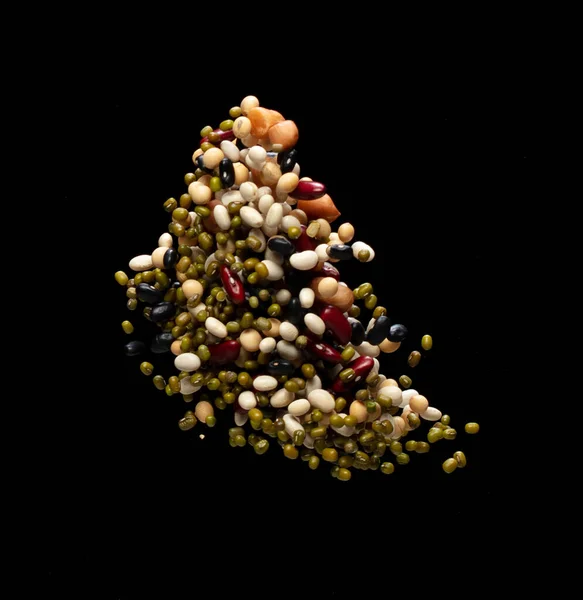 ミックス豆の爆発を いくつかの種類の豆のフロート爆発落ちる 乾燥混合白緑赤大豆黒ピーナッツ豆空気中のスプラッシュ投げ 黒の背景孤立 — ストック写真