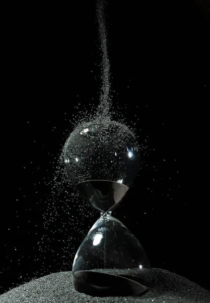 Hourglass Προσθέσετε Περισσότερη Άμμο Του Χρόνου Μαύρη Άμμο Πάνω Από — Φωτογραφία Αρχείου