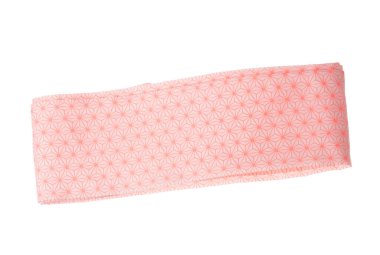 Obi sahibi Japon Geleneksel Komono ekipmanları havada kavisli uçuyor. Obi kumaş sahibi Japon geleneksel Komono 'nun belinde tören için güzel elbiseler var. Beyaz arkaplan izole