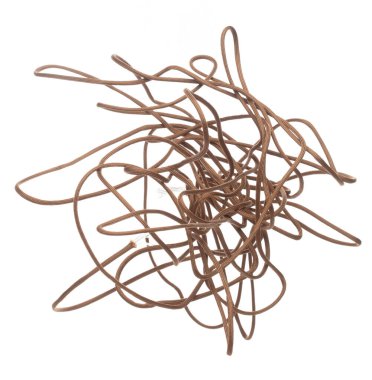 Karmaşık Dağcılık İp Yuvarlaması havada uçuşuyor. Spor dağ hobisi için güçlü tırmanma ipi, tırmanma ipinin ağırlığını tutmak için güvenlik teçhizatı gerekir. Beyaz arkaplan izole