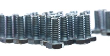 Endüstri ve Onarım için metal cıvata, grupta kal. Fındık makinesinin bileşenine gümüş cıvata. Kilitli fındık makinesinde gri cıvata kullanılır. Beyaz arkaplan izole
