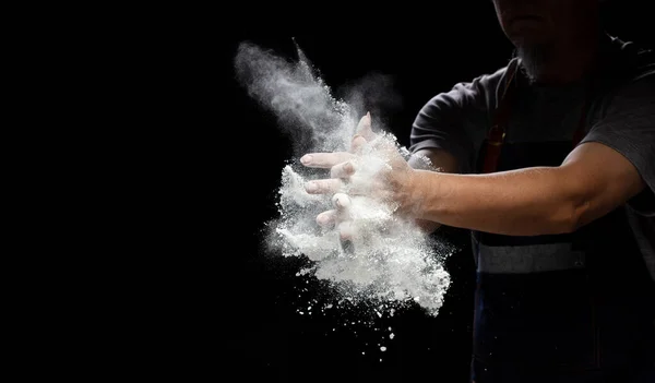 Шеф Готує Пил Білого Борошна Приготування Хлібобулочних Виробів Літній Чоловік — стокове фото