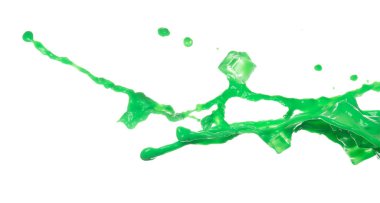 Yeşil kibrit sütü döküldü, buz küpüyle havada patlama oldu. Yeşil Kibrit Süt Çayı boya rengi şeklinde sıçrar. Beyaz arkaplan yüksek hız deklanşör donması izole