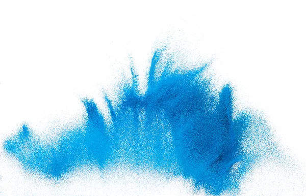 小さなサイズの青い砂の飛行爆発 海の砂粒波爆発 抽象的な雲が飛ぶ 空気中に青い色の砂のスプラッシュ投げ 白の背景隔離された高速シャッター 凍結停止を投げる — ストック写真