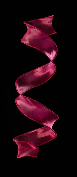 Κόκκινο Τριαντάφυλλο Κορδέλα Μακρύ Ευθεία Μύγα Στον Αέρα Καμπυλωτό Ρολό — Φωτογραφία Αρχείου