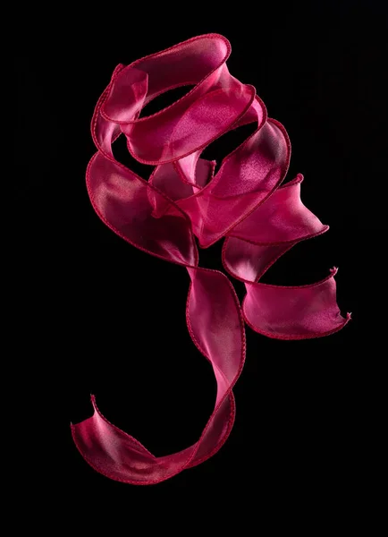Ruban Rose Rouge Longue Mouche Droite Dans Air Avec Rouleau — Photo