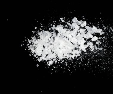 Buz küpleri patlıyor, kristal berrak buz dalgası havada yüzüyor, yere düşüyor. Buz tuğlası çatlak küp, donmuş sudur. Susuz ve sağlıklıdır. Siyah arkaplan izole edilmiş yüksek hızlı deklanşör, dur hareketi