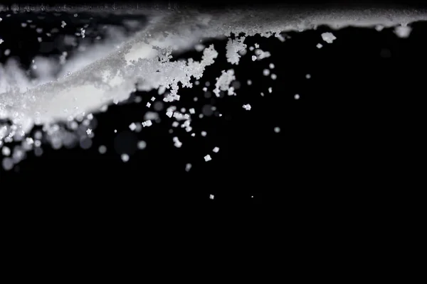 Saltpulver Faller Skål Vit Saltkristall Kock Abstrakt Moln Flyga Saltstänk — Stockfoto