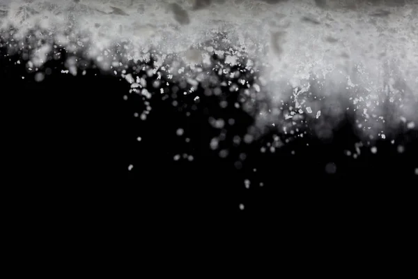 タピオカ粉が爆発し 白い粉タピオカデンプンが空気中に落ちます 小麦粉の粉を味付けすることは要素材料です アイシャドウクラッシュを構成します 黒の背景選択的フォーカスのぼかし — ストック写真