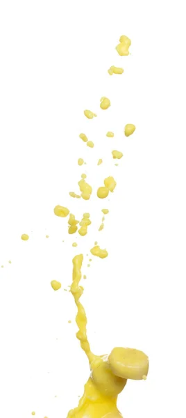 香蕉汁飞落下来 黄香蕉片汁波涛汹涌 黄色的油漆飞溅在空气中 白色背景隔离高速快门窗 抛掷冻结停止运动 — 图库照片