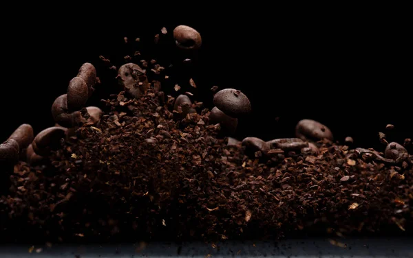 咖啡粉末飞散 咖啡碎地面飘扬倾泻 波浪般的烟味 咖啡粉飞溅在半空中 孤立的选择性焦点模糊 — 图库照片