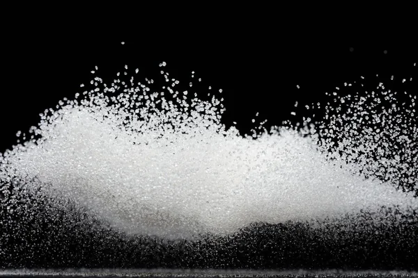 純粋な精製シュガーキューブ爆発飛んで 白い結晶シュガー抽象的な雲が飛ぶ 純粋な洗練された砂糖キューブ空気中のスプラッシュ停止 食品オブジェクトのデザイン 黒の背景選択的焦点ぼかし — ストック写真