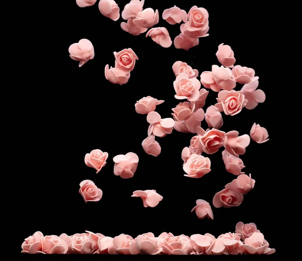 粉红色的小玫瑰花爆炸了 许多花式泡沫玫瑰呈现爱情浪漫的婚礼情人 人造泡沫粉红玫瑰在空气中飘扬 黑色背景孤立选择性焦点模糊 — 图库照片