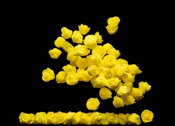 黄色的小玫瑰花爆裂了 许多花式泡沫玫瑰呈现爱情浪漫的婚礼情人 人造泡沫黄色的玫瑰在空气中飘扬 黑色背景孤立选择性焦点模糊 — 图库照片