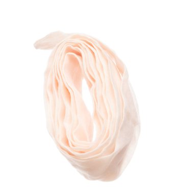 İpli obi Japon geleneksel Komono ekipmanları havada kavisli uçuyor. İpli obi Japon geleneksel Komono kumaşı tören için güzel giysilerdir. Beyaz arkaplan izole