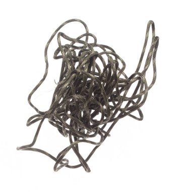 Karmaşık Dağcılık İp Yuvarlaması havada uçuşuyor. Spor dağ hobisi için güçlü tırmanma ipi, tırmanma ipinin ağırlığını tutmak için güvenlik teçhizatı gerekir. Beyaz arkaplan izole