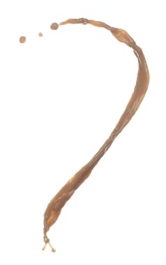 Süt Çayı şekil olarak aşağı dökülüyor. Sütlü buzlu kahve damlaları damlatıyor, çikolatalı kakao patlaması havada uçuşuyor. Beyaz arkaplan izole edildi, dur hareketsiz çekim. 