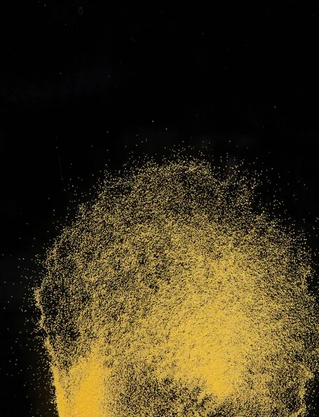 小尺寸黄沙飞散 金黄芝士沙粒波爆裂 抽象云雾飞行 黄色的沙子飞溅在空气中 黑色背景隔离高速快门窗 — 图库照片