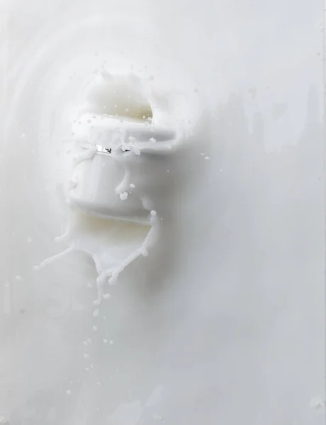 Kozmetik Kabı Beyaz Losyon Damlası Sıçratıyor Süt Losyonu Kozmetik Şişesine — Stok fotoğraf